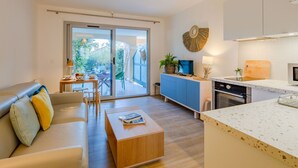 Eine moderne Wohnung mit Wohnzimmer, Essbereich und Küche.