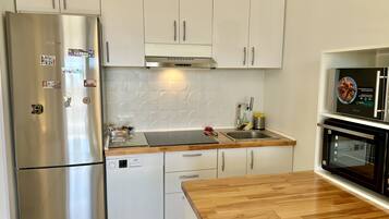 Een koelkast, een microgolfoven, een oven, een kookplaat