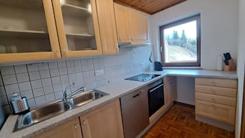 Ofen, Geschirrspüler, Toaster, Esstisch