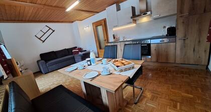 Angenehme Wohnung in einem Ferienhaus für 3 Personen mit W-LAN, TV, Balkon und Parkplatz