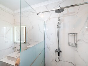 Dusche, Haartrockner, Handtücher
