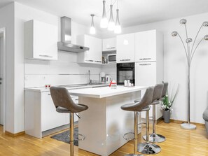 Kylskåp, mikrovågsugn, ugn och spishäll