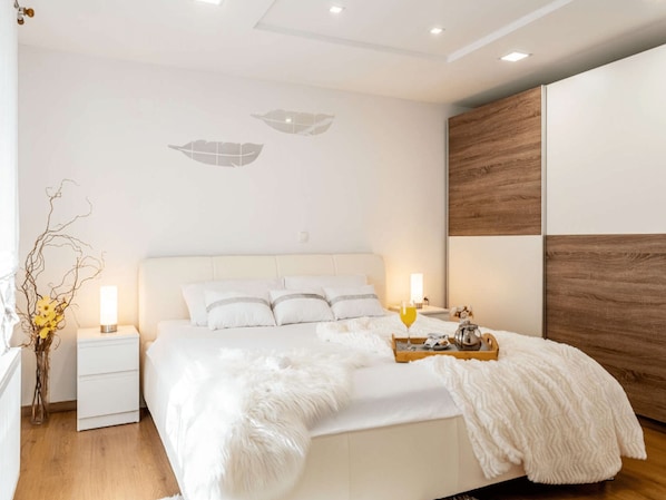 2 bedrooms, iron/ironing board, internet, bed sheets