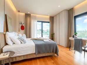 4 habitaciones, tabla de planchar con plancha y cuna de viaje