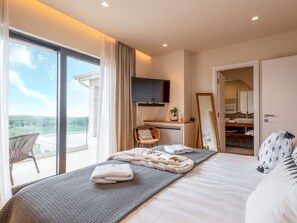 4 habitaciones, tabla de planchar con plancha y cuna de viaje 