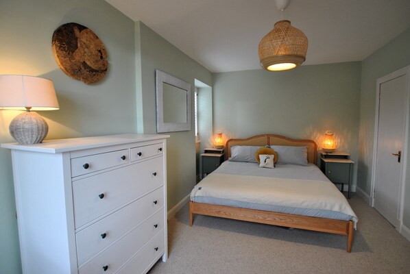 3 bedrooms, iron/ironing board, bed sheets