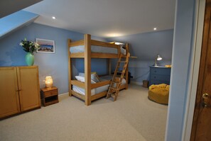 3 habitaciones, tabla de planchar con plancha y ropa de cama