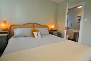 3 habitaciones, tabla de planchar con plancha y ropa de cama 