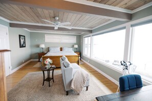 4 bedrooms, desk, iron/ironing board, travel cot - Beachfront Steps to the Sand, Hot Tub Birdwatching (Oak Harbor)