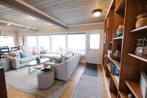 TV, fireplace, books - Beachfront Steps to the Sand, Hot Tub Birdwatching (Oak Harbor)