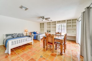 4 habitaciones, escritorio, tabla de planchar con plancha y wifi