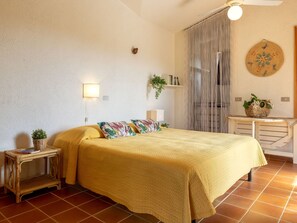 2 chambres, fer et planche à repasser, lit parapluie