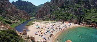 Caratteristica villa indipendente per 6 ospiti con A/C, TV, patio e animali ammessi