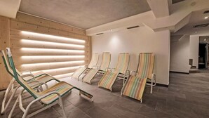 A room with striped lounge chairs and a wooden slat wall. - Beautiful apartment for 6 guests with WIFI, TV and balcony (Grasse)