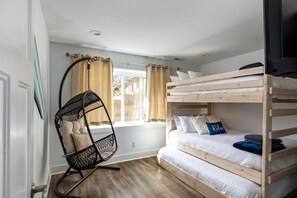 8 bedrooms, iron/ironing board, free WiFi, bed sheets - The RoofTop Skybar @ Lake Avenue Mansion (Michigan City)
