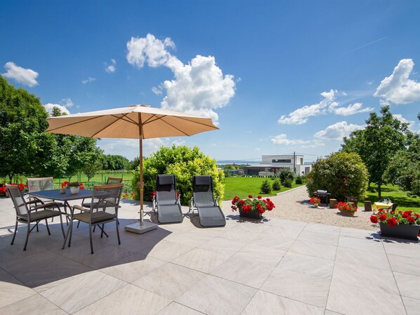 Outdoor dining - Lovely apartment for 4 people with WIFI, A/C, TV and terrace (Keszthely)