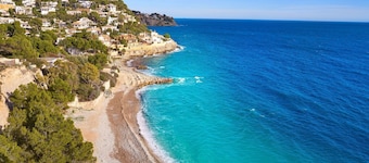 Stunning private villa for 8 guests with WIFI, A/C, private pool, TV and terrace