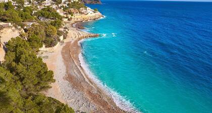 Stunning private villa for 8 guests with WIFI, A/C, private pool, TV and terrace