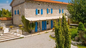 A stone building with a red-tiled roof, blue shutters, and a covered outdoor seating area. - Wonderful private villa for 12 guests with WIFI, A/C, private pool, TV, terrace and pets allowed (Pazin)