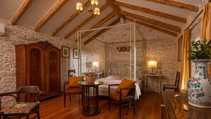 A room with a four-poster bed, wooden furniture, stone walls, and a rustic wooden ceiling. - Wonderful private villa for 12 guests with WIFI, A/C, private pool, TV, terrace and pets allowed (Pazin)