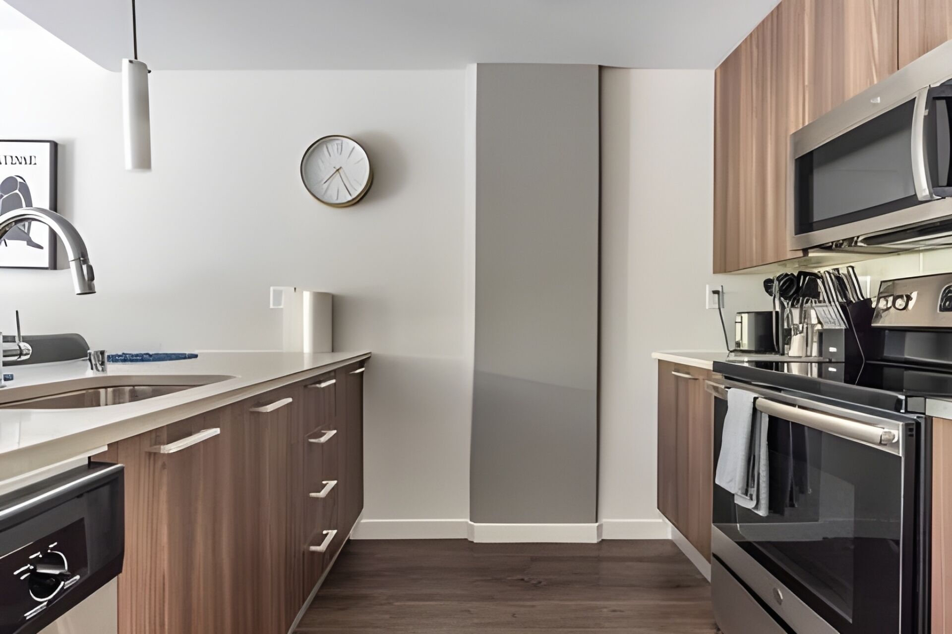 Eine moderne Küche mit eingebautem Backofen, Mikrowelle und Edelstahlgeräten.