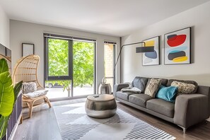 Smart TV - 1BR+Den | Gym, Lounge | Bellevue | Sophari C (Bellevue)