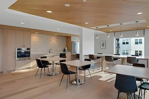 Dining - 1BR+Den | Gym | Bellevue | Sophari Downtown D (Bellevue)