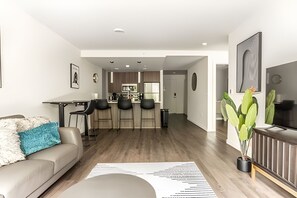 Smart TV - 1BR+Den | Gym, Lounge | Bellevue | Sophari C (Bellevue)