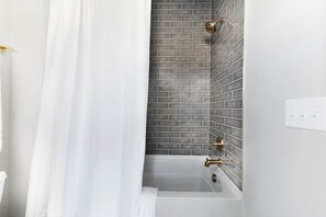 Douche, sèche-cheveux, serviettes fournies