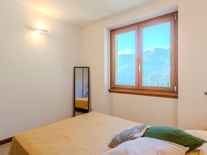 2 bedrooms, travel cot, free WiFi