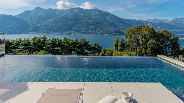 An infinity pool with clear water, a view of mountains, and a lake. - Wonderful private villa for 5 guests with pool, WIFI, TV and patio (Bellano)