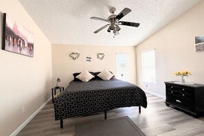 4 soverom, skrivebord, strykejern/-brett og reiseseng for barn