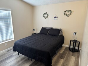 4 Schlafzimmer, Schreibtisch, Bügeleisen/Bügelbrett, Reisekinderbett