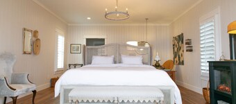 A secluded haven on 5,000 acres in NW Georgia, just 45 minutes from Atlanta and Chattanooga, and a quick 10-minute drive to downtown Rome. Explore private trails along the Etowah river, bask in wildlife, and gaze at mesmerizing stars. Your perfect es