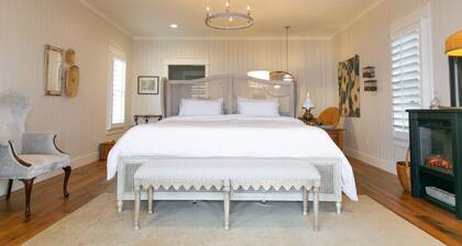 A secluded haven on 5,000 acres in NW Georgia, just 45 minutes from Atlanta and Chattanooga, and a quick 10-minute drive to downtown Rome. Explore private trails along the Etowah river, bask in wildlife, and gaze at mesmerizing stars. Your perfect es