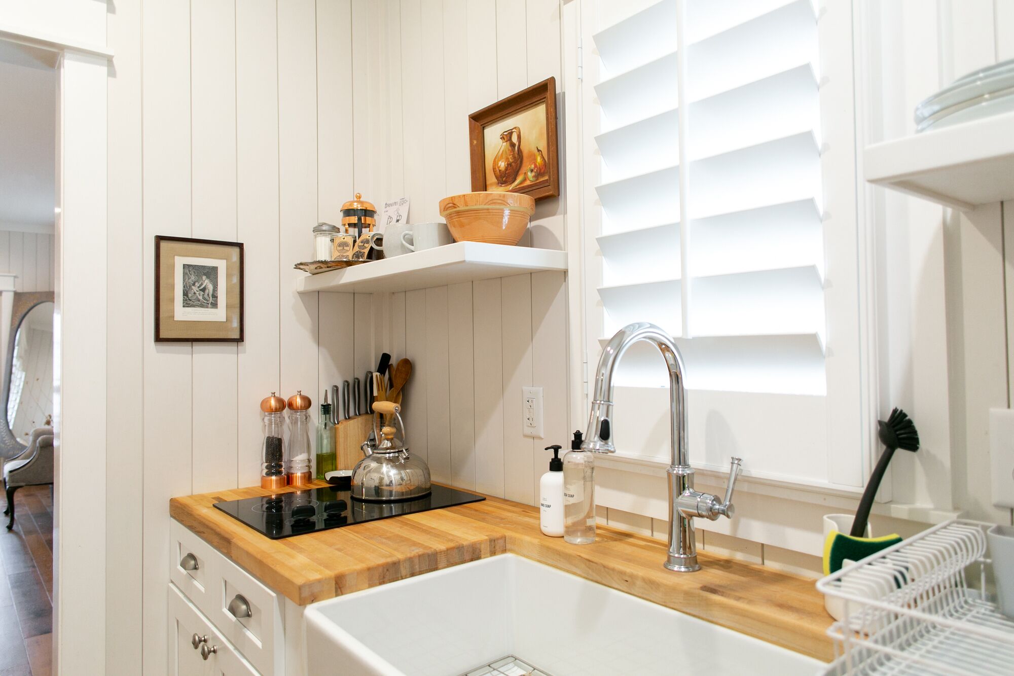 Een koelkast, een koffiezetapparaat/waterkoker