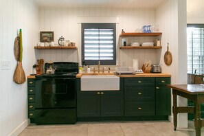 Fridge, coffee/tea maker, cookware/dishes/utensils - A secluded haven on 5,000 acres in NW Georgia, just 45 minutes from Atlanta and Chattanooga, and a quick 10-minute drive to downtown Rome. Explore private trails along the Etowah river, bask in wildlife, and gaze at mesmerizing stars. Your perfect es (Rome)