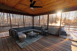 Una televisión, una chimenea, libros, un reproductor estéreo