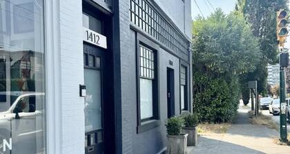 *Charming high-ceiling Home in South Van w/YARD!