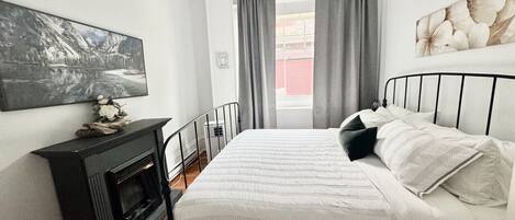 3 habitaciones, escritorio y tabla de planchar con plancha