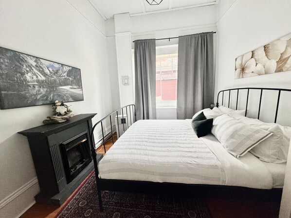 3 bedrooms, desk, iron/ironing board, travel crib