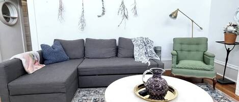 Televisión, chimenea y oficina
