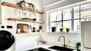 Una cucina con una finestra, un lavello e una lavastoviglie.