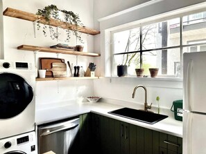 Fridge, microwave, oven, stovetop - *Charming high-ceiling Home in South Van w/YARD! (Vancouver)