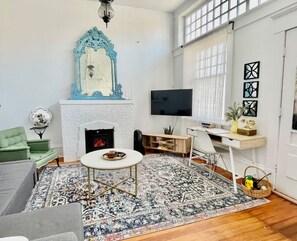 TV, fireplace - BEAUtifuL Charming high-ceiling Home in Vancouver (Vancouver)