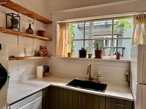 Fridge, microwave, oven, stovetop - *Charming high-ceiling Home in South Van w/YARD! (Vancouver)