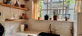 *Charming high-ceiling Home in South Van w/YARD!