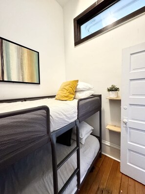 3 bedrooms, iron/ironing board, WiFi, bed sheets - *Charming high-ceiling Home in South Van w/YARD! (Vancouver)