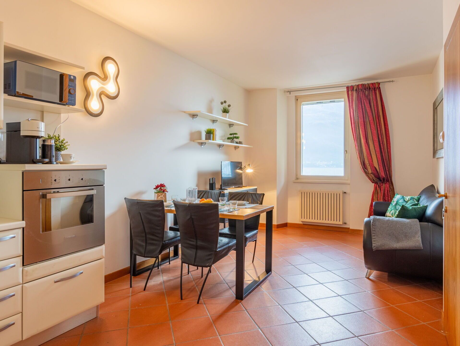 Möbel, Eigentum, Holz, Vorhang, Cabinetry, Bilderrahmen, Interior Design, Tabelle, Flooring, Fussboden