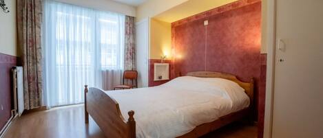 2 bedrooms, travel crib, free WiFi